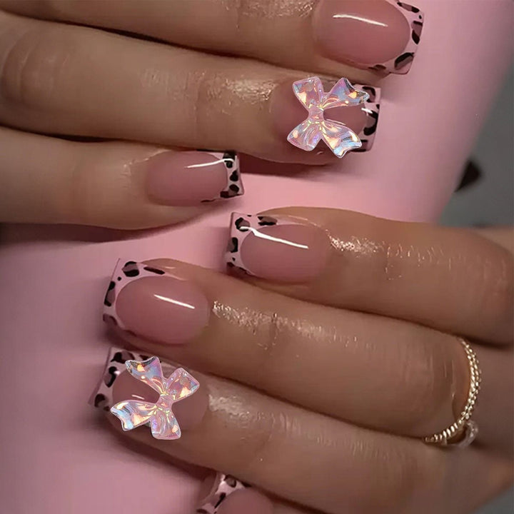 Artificial nail set with impressive floral and bow accents Bowlift
