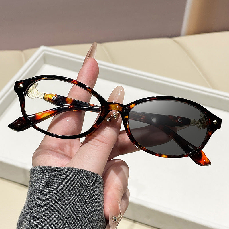 Women's fashionable optical glasses in elegant oval design with golden accents Bowlift