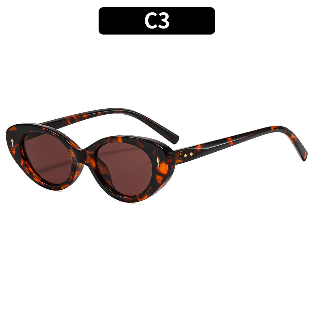 Stylish Cat-Eye Sunglasses with Gradient Lenses