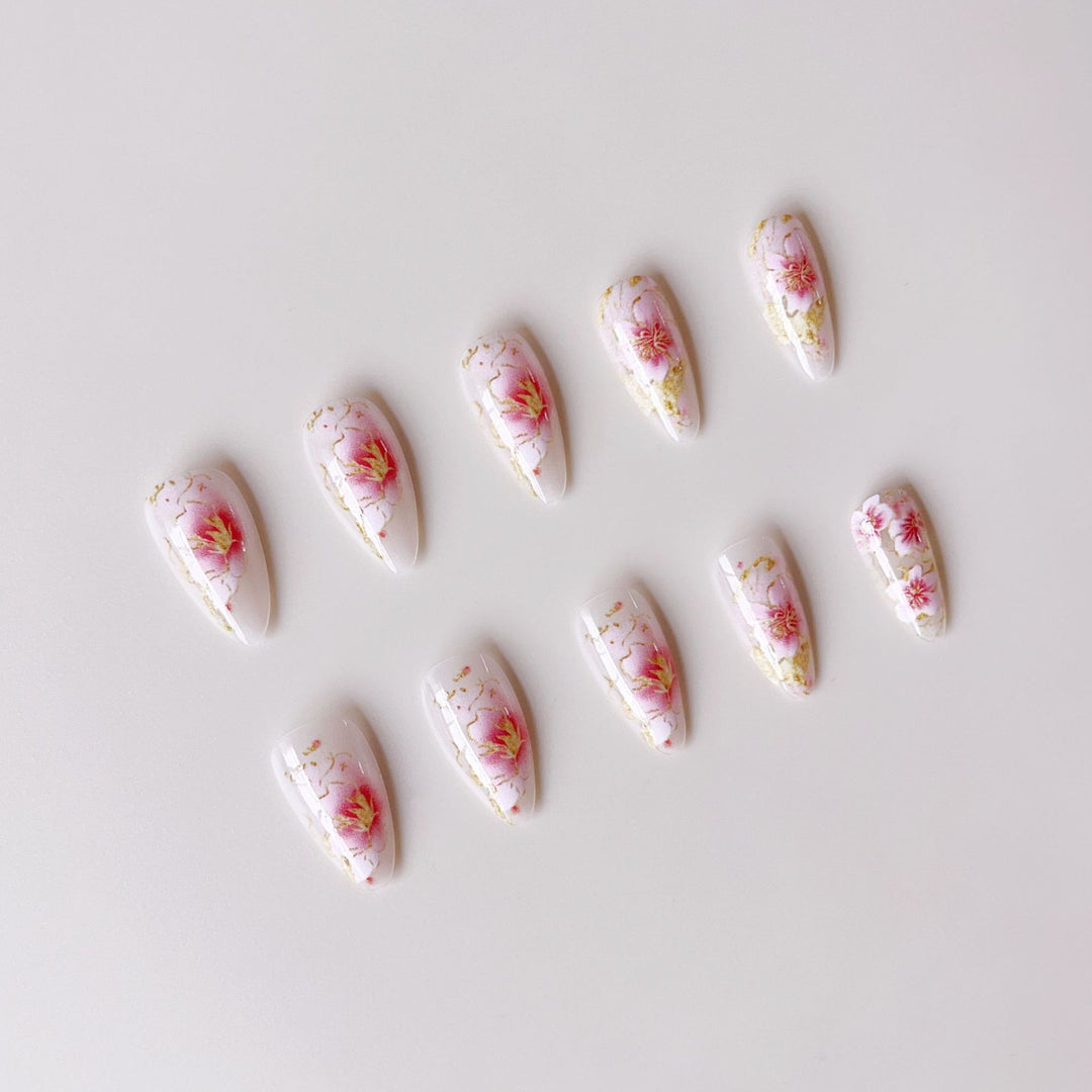 Artificial nails with floral accents and golden details Bowlift