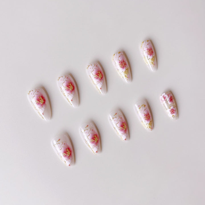 Artificial nails with floral accents and golden details Bowlift