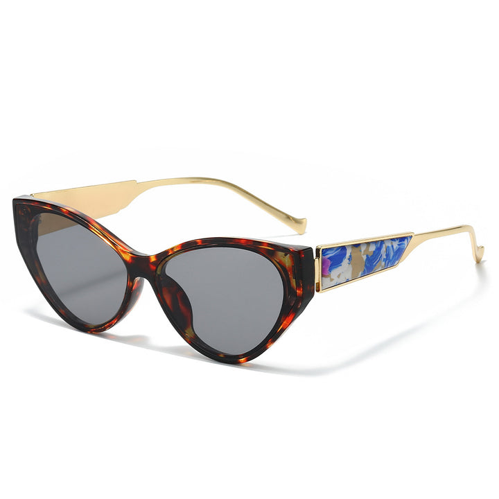 Chic Cat-Eye Sunglasses with Unique Detailing Bowlift