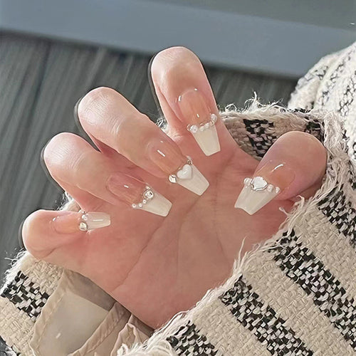 Artificial nails with glamorous pearl details Bowlift