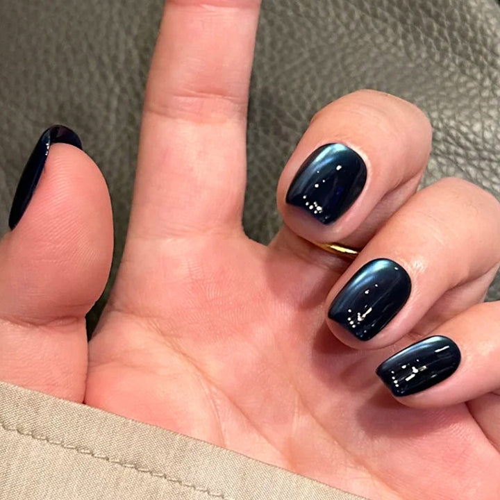 Glamorous Press-On Nail Set with Decorative Gemstone Accents Bowlift