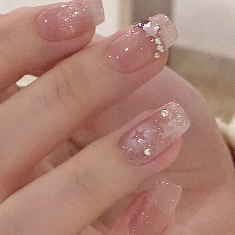 Glittering star motif artificial nails Bowlift