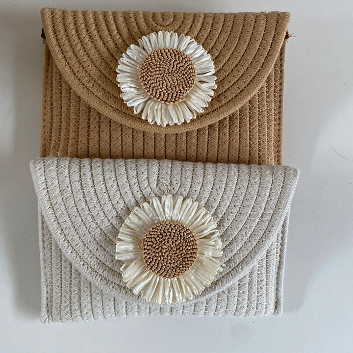 Fashionable shoulder bag with flower appliqué Bowlift