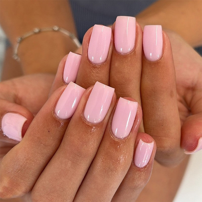 Artificial nails in natural look Bowlift