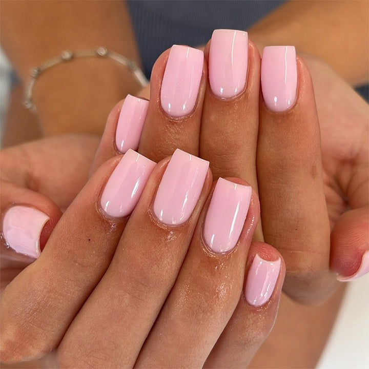 Artificial nails in natural look Bowlift