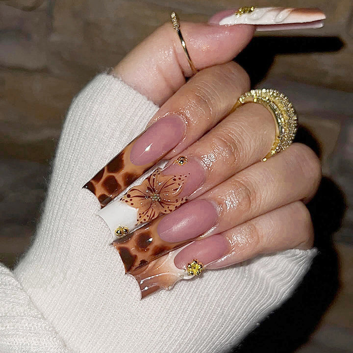 Creative nail art set with floral accents and ombre effect Bowlift