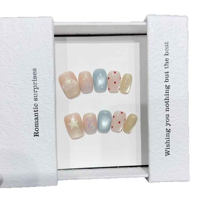 Artificial nails with romantic designs and sparkling accents Bowlift