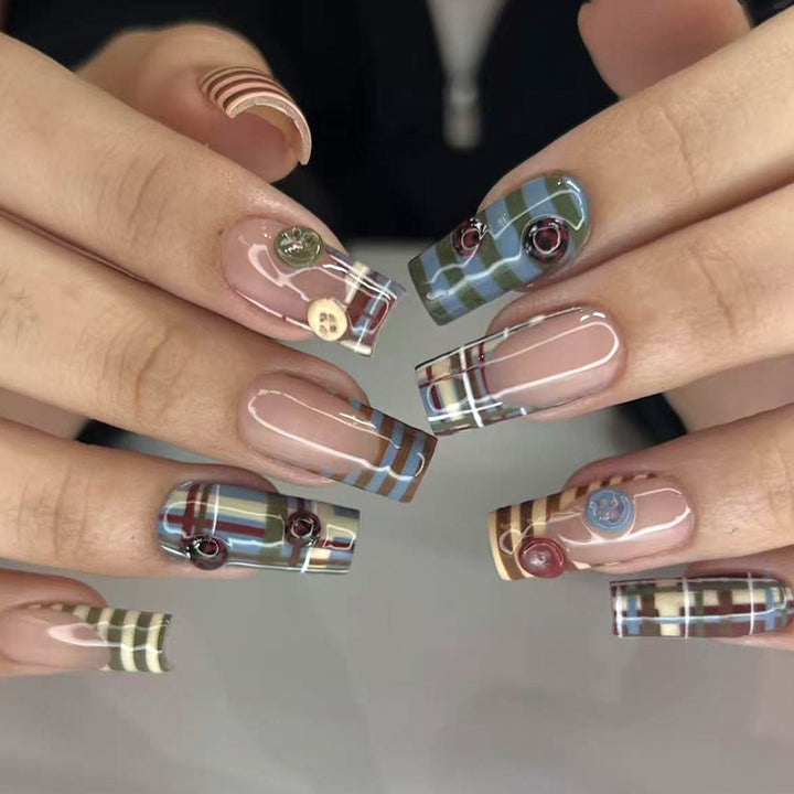 Artificial fingernails with trendy checked pattern Bowlift