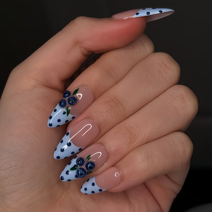 Artful fingernails with playful floral pattern Bowlift