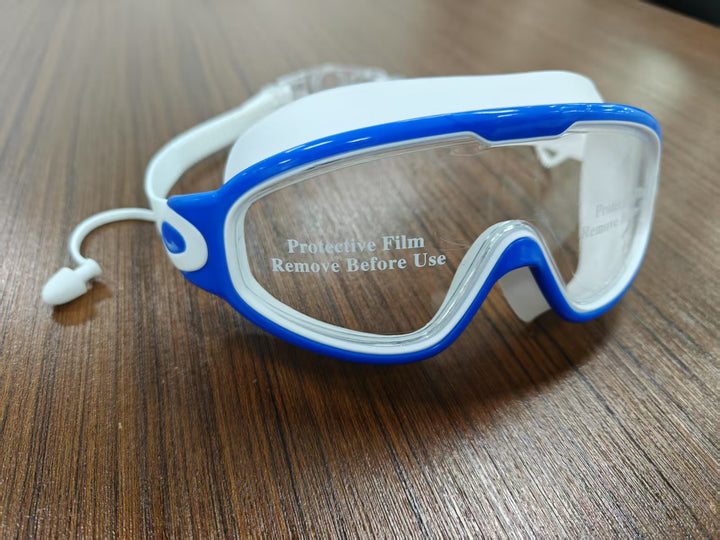 Diving mask with wide field of view and magnet holder Bowlift