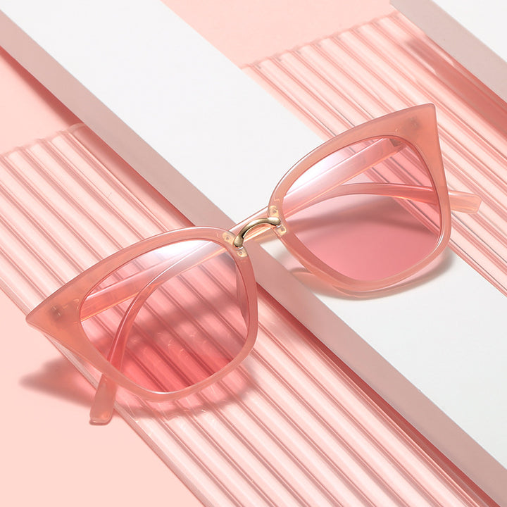 Ladies fashionable sunglasses with striking design Bowlift
