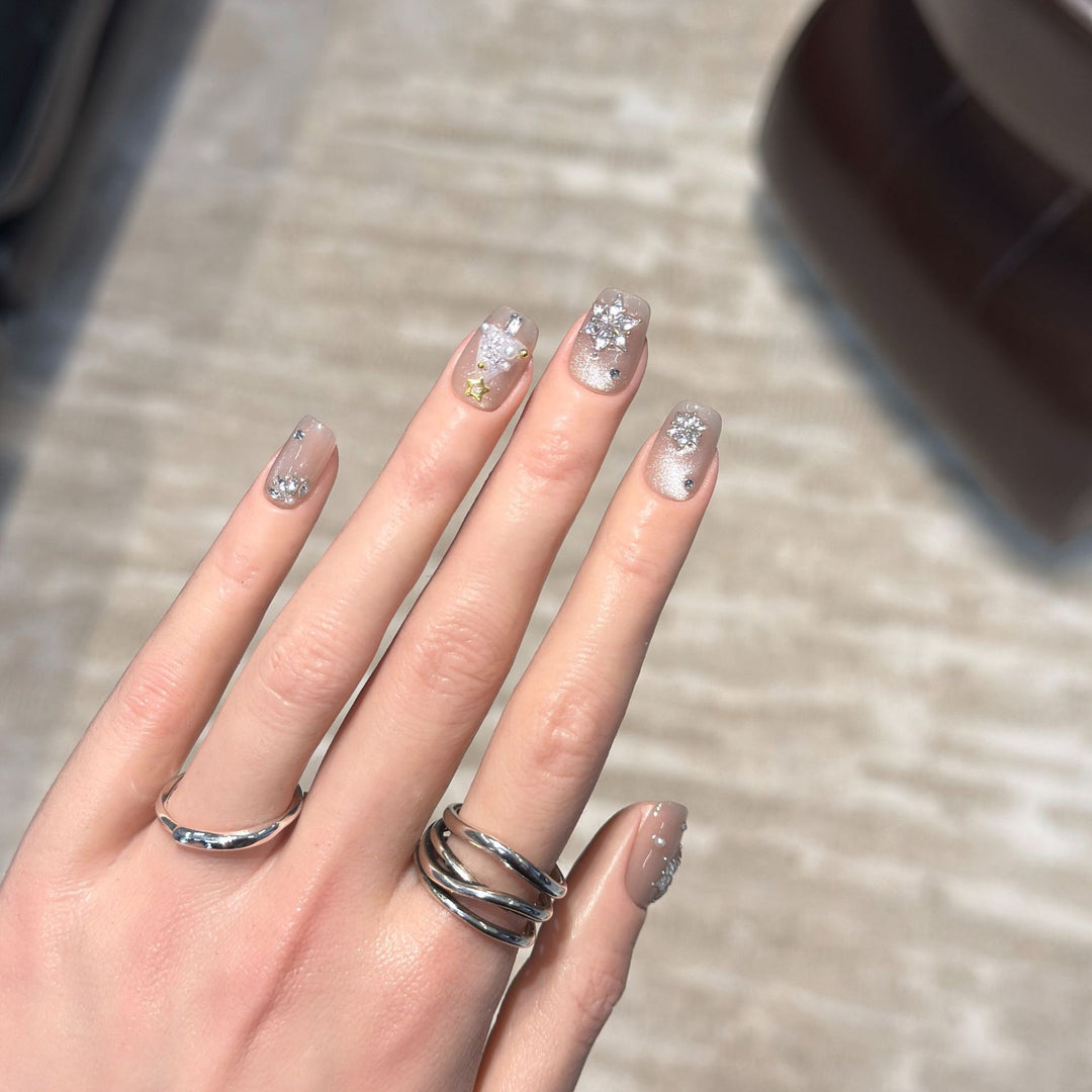 Elegant Press-On Nail Art Set with Sparkling Accents Bowlift