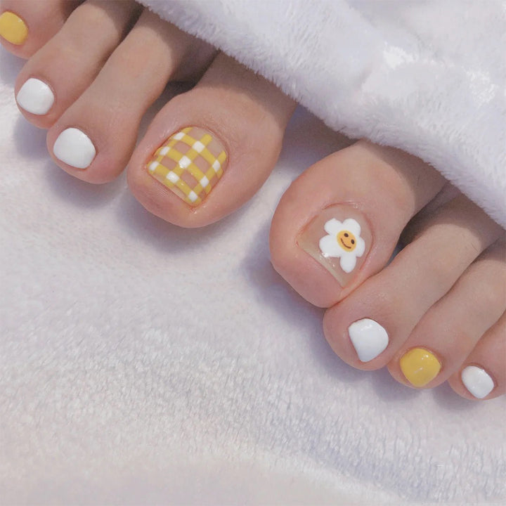 Artful toenail design with cheerful flower motifs Bowlift
