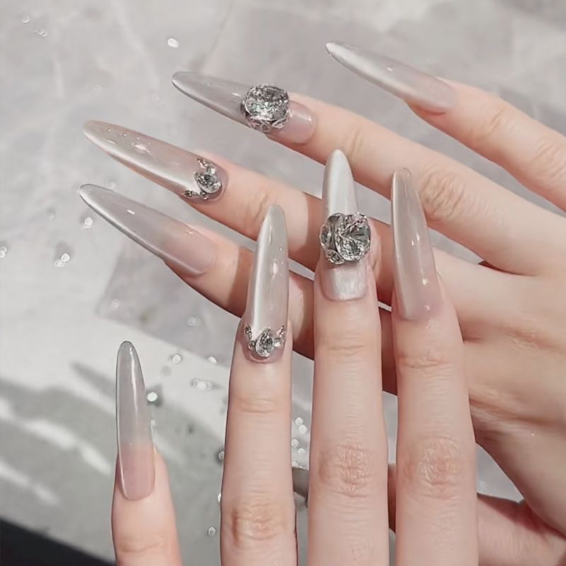 Glamorous artificial nail tips with elegant decorations Bowlift
