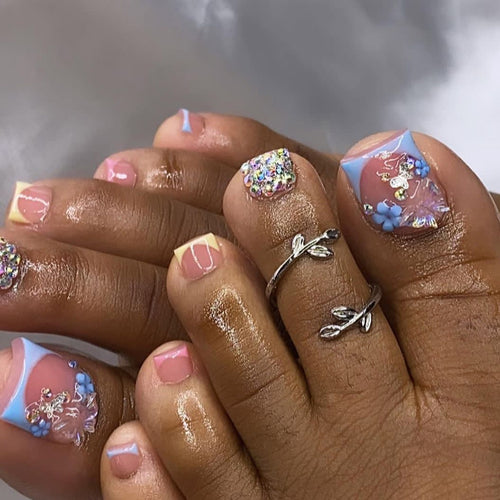 Artful toenail art with glitter and flower motifs Bowlift