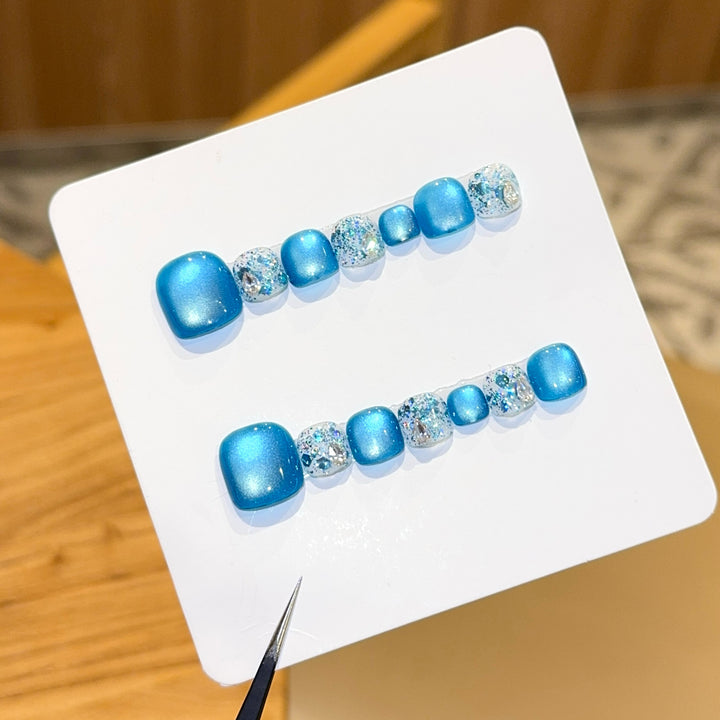 Sparkling artificial nails with glamorous design Bowlift
