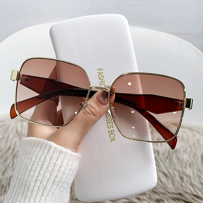 Women stylish square sunglasses with curved frame Bowlift