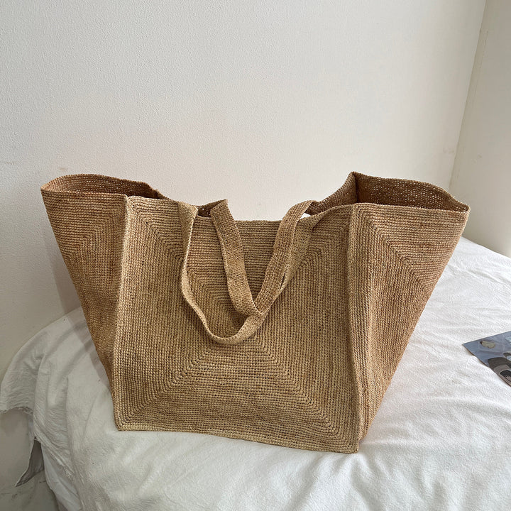 Handcrafted straw bag with stylish design Bowlift