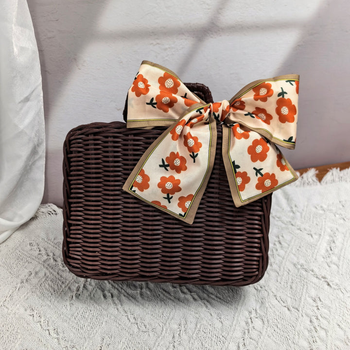 Women elegant handbag made of woven material Bowlift