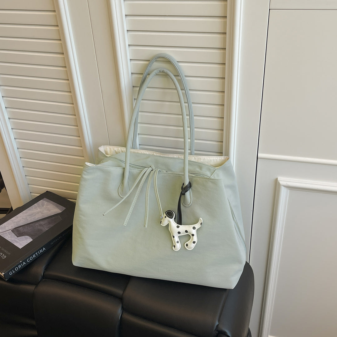 Elegant Handbag with Practical Interior Bowlift