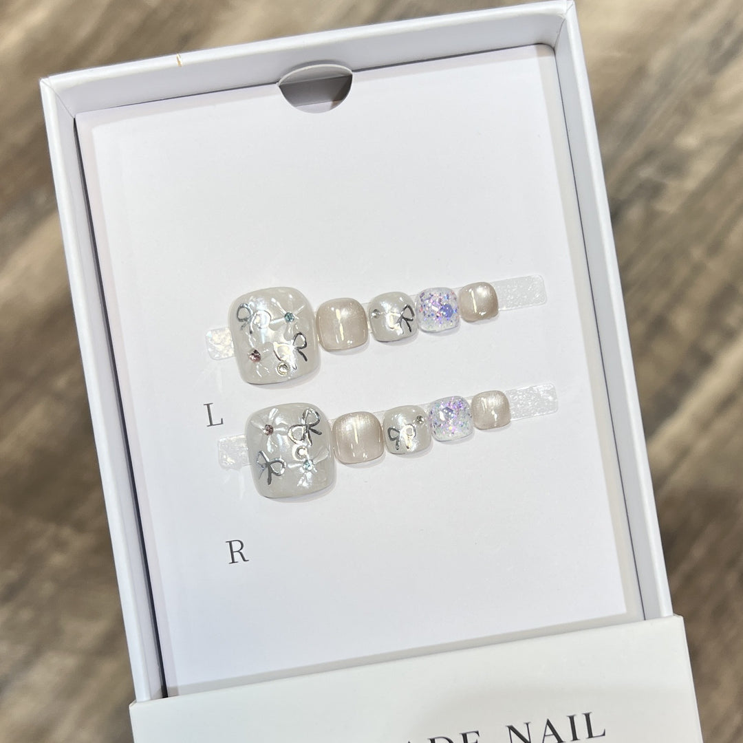 Artistic Press-On Nail Set with Glitter and Floral Design Bowlift