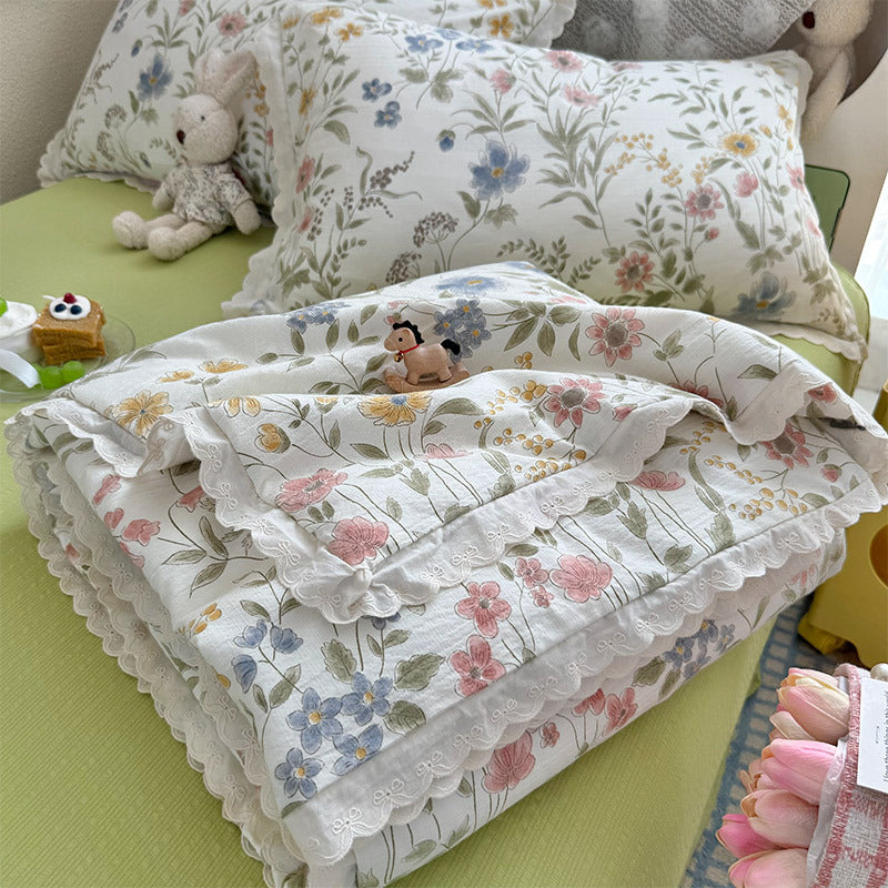 Women Cozy Bedspread with Playful Floral Pattern Bowlift