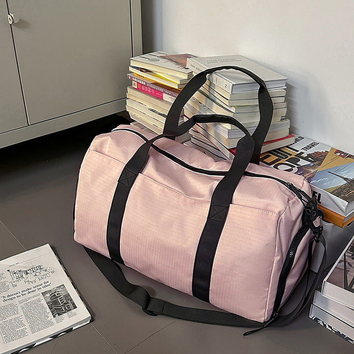 Sporty travel bag with reinforced carrying system and secure interior Bowlift