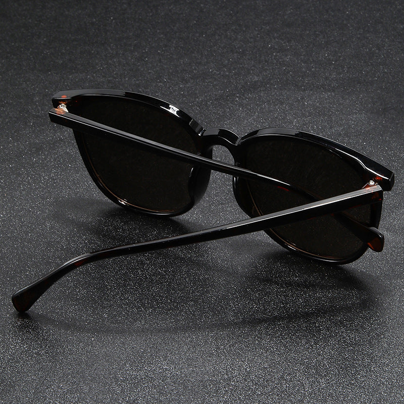 Women's fashionable sunglasses in a unique design with UV protection Bowlift
