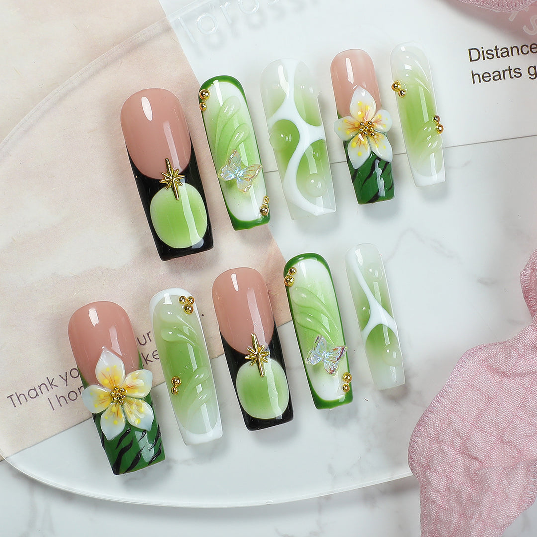 Creative nail art set with elegant floral decorations Bowlift