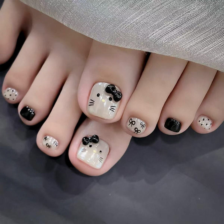 Artful toenail decoration with elegant gold accent Bowlift