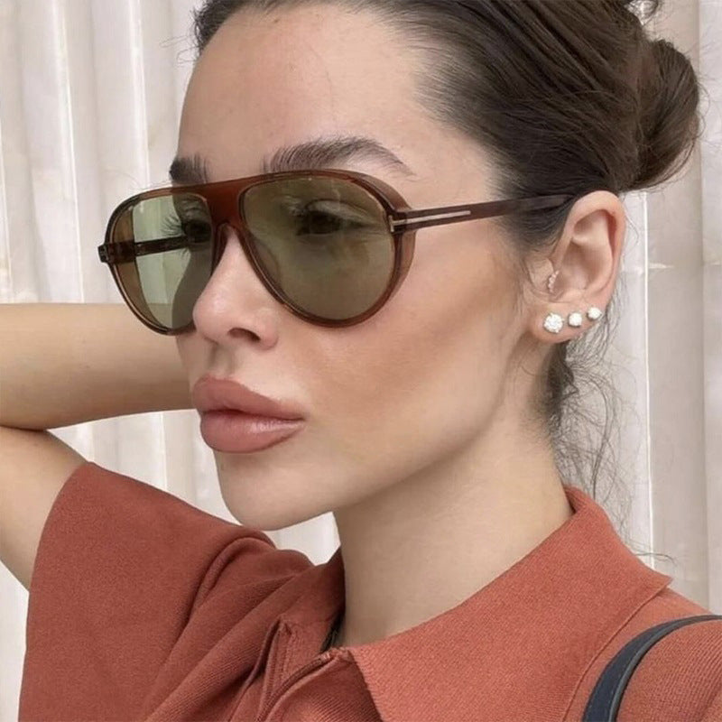 Ladies stylish sunglasses in aerodynamic design Bowlift