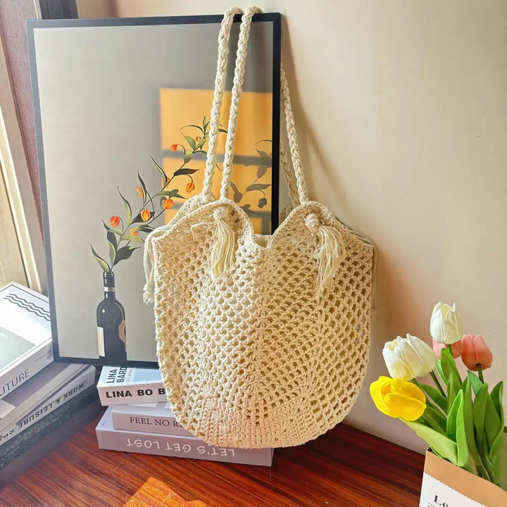 Handcrafted straw bag with tassels Bowlift