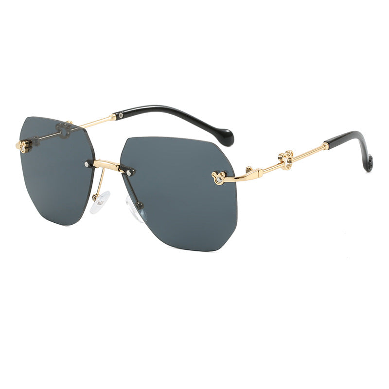 Ladies stylish oversized sunglasses with faceted frame Bowlift