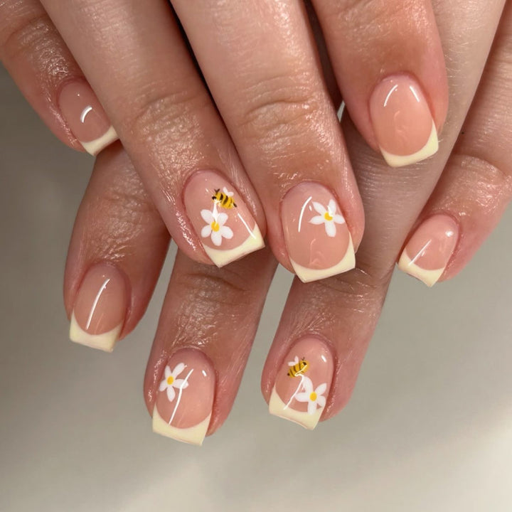 Artificial nail art with flower and bee motifs Bowlift