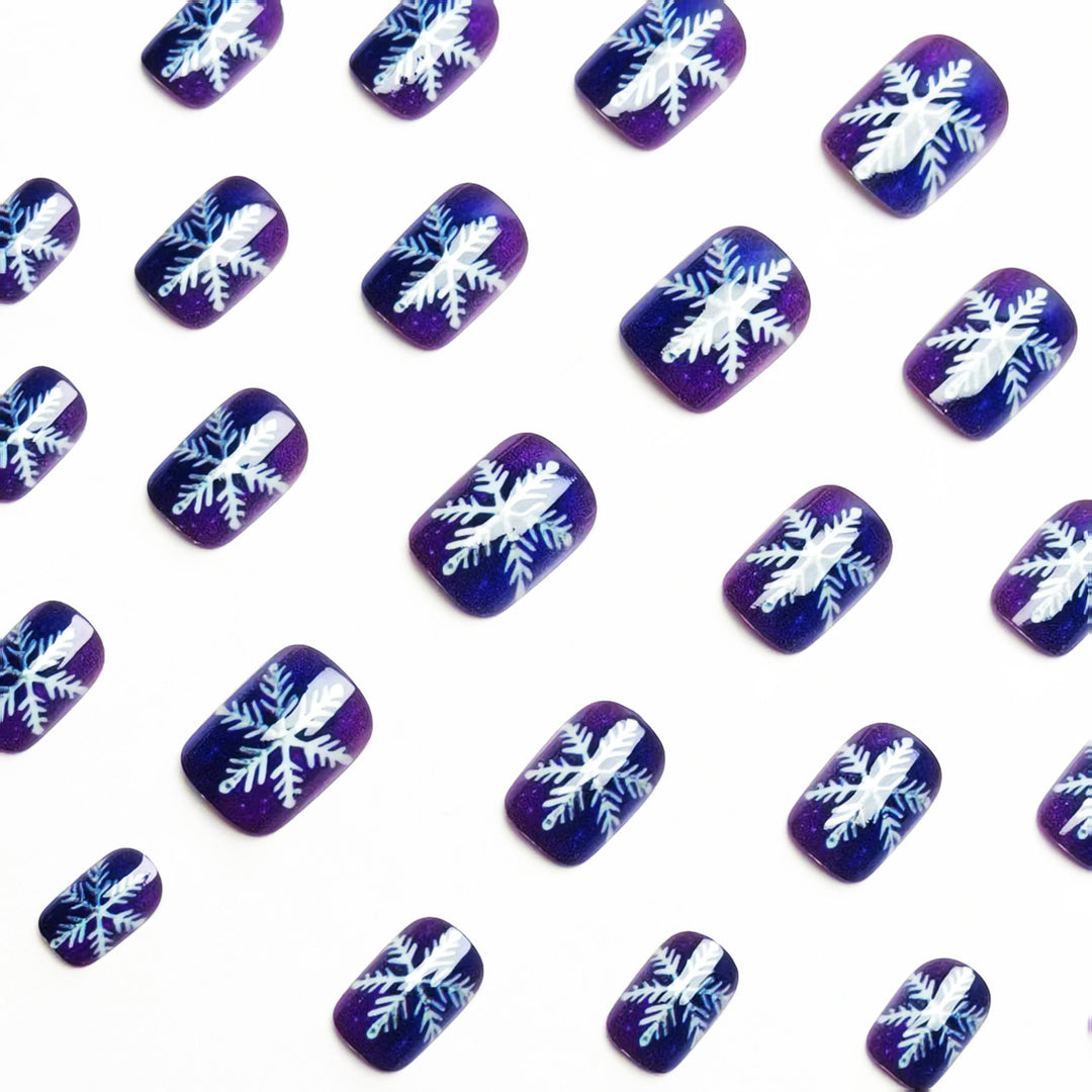 Artificial nails with festive snowflake design Bowlift