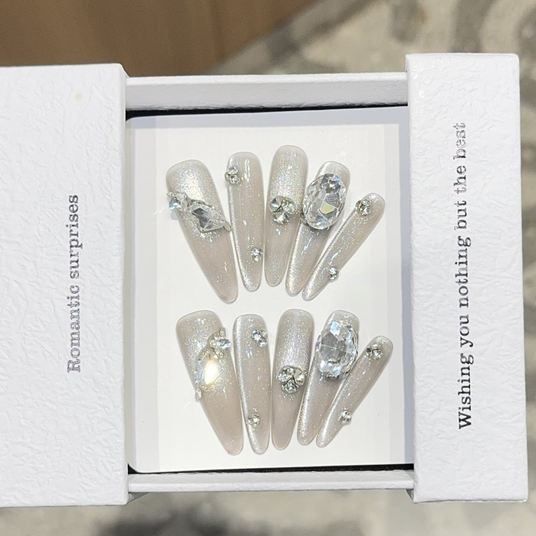 Artificial nails with Sparkling Rhinestone details Bowlift