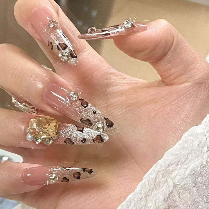 Artificial nails with elegant ombre finish Bowlift
