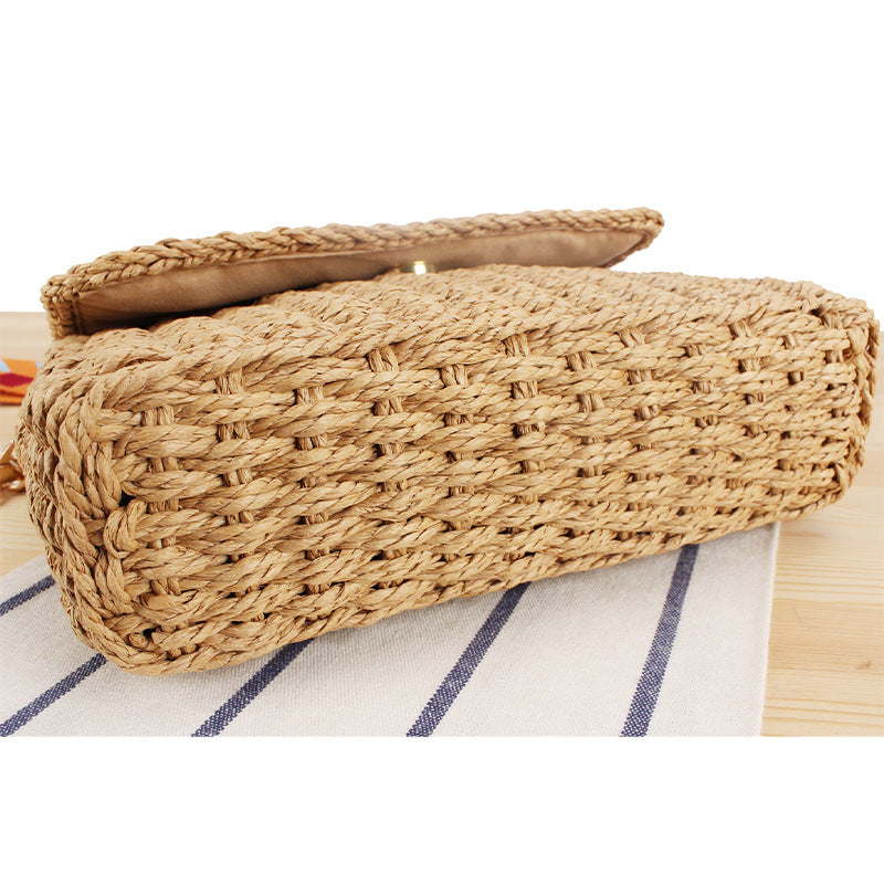 Shoulder bag made of hand-knotted natural material with decorative macramé elements Bowlift