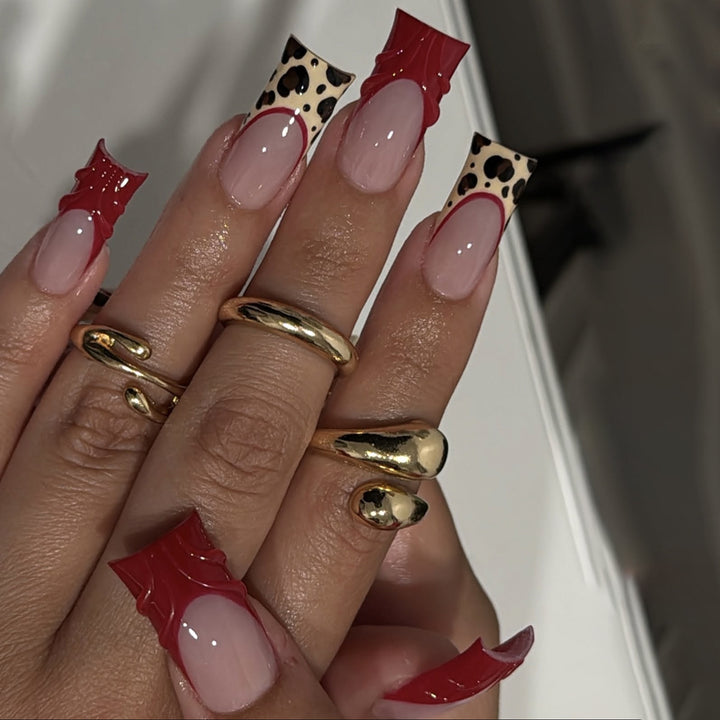 Nail set with leopard and luxurious glitter finish Bowlift