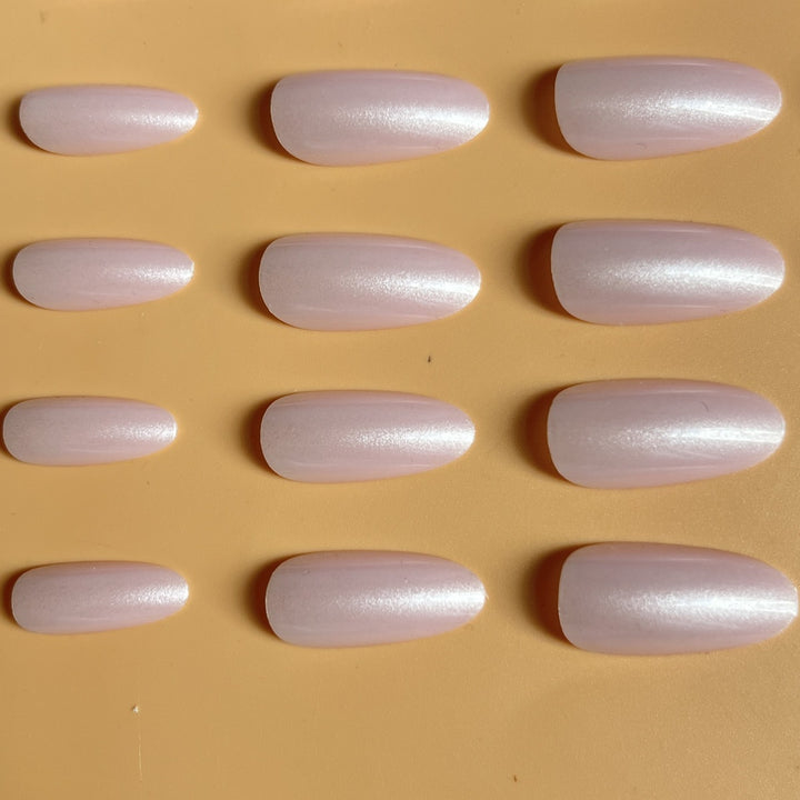 Elegant Almond Shaped Press-On Nail Extensions Bowlift