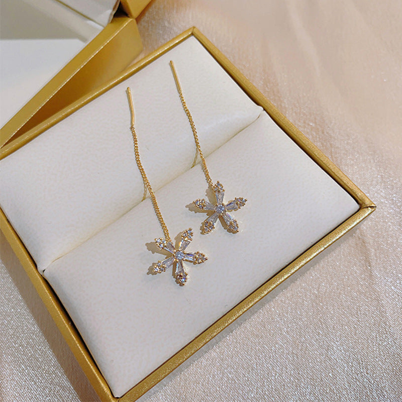Elegant and Timeless Earrings with Sparkling Crystals Bowlift