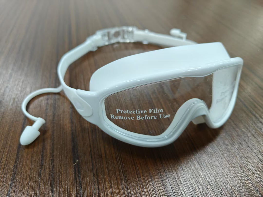 Diving mask with wide field of view and magnet holder Bowlift