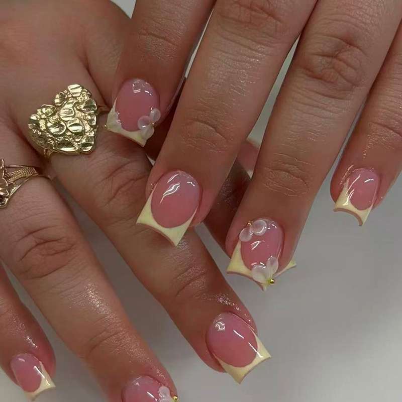 Decorative Press-On Nail Art Set with Floral Accents Bowlift