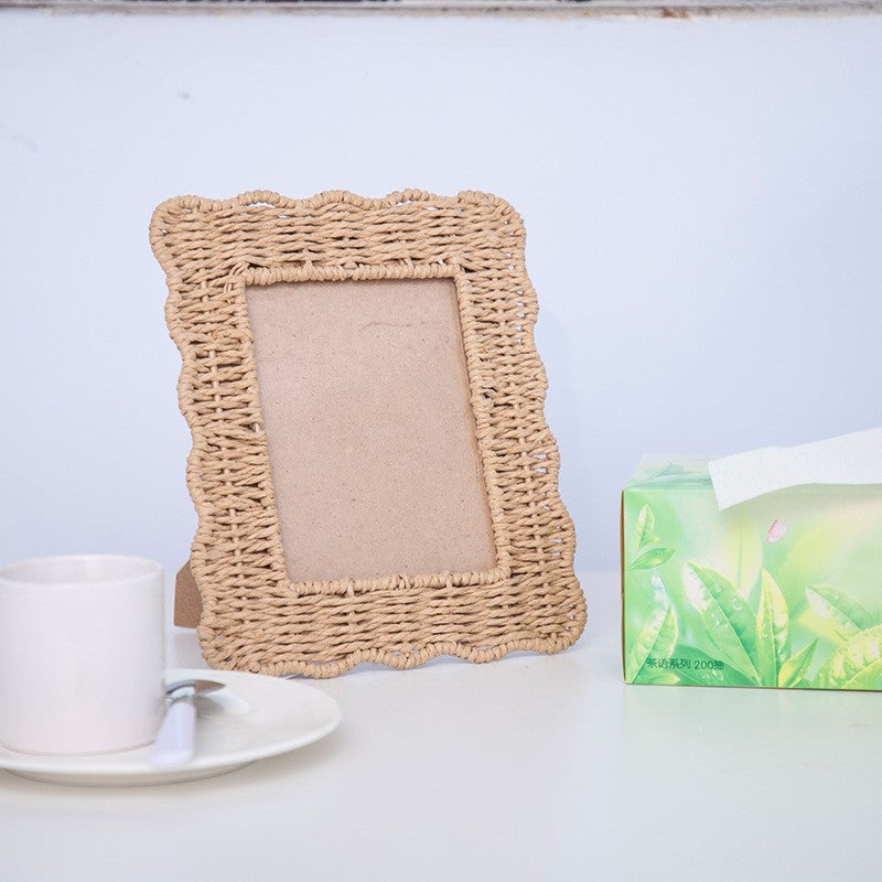 Playful picture frame in rattan style Bowlift