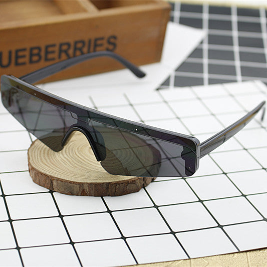 Ladies Sporty Oversized Sunglasses Bowlift