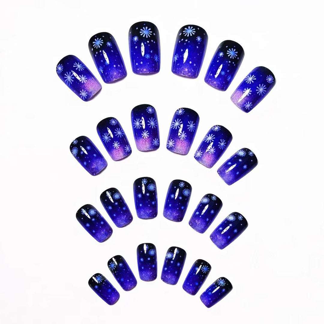 Artificial nails with shimmering winter design Bowlift