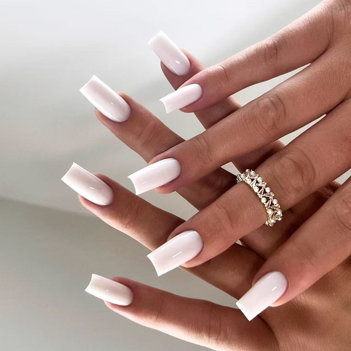 Artificial nail set with luxurious high gloss finish Bowlift